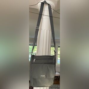 Baggallini women’s Crossbody pewter gray Bags/ Top zipper many pockets